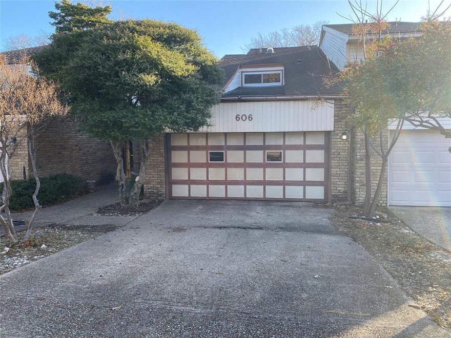 GORGEOUS 2BD 2.5BA 2CG IN THE GREENE! LOVELY BRICK FIREPLACE LIVING ROOM WITH VAULTED CEILING. FORMAL DINING & BREAKFAST AREA BEAUTIFUL KITCHEN WITH PLENTY OF CABINETS & COUNTER SPACE * BOTH BEDROOMS HAVE THEIR OWN FULL BATHROOMS *PARTIALLY COVERED FRONT COURTYARD *GREAT VIEW OF PARK FROM COVERED BACK PATIO *COMMUNITY AMENITIES INCLUDE JOGGING TRAILS, PARK AREAS, PLAYGROUND, POOL, TENNIS & CLUBHOUSE. NO SMOKING, NO SUBLEASE, NO SECTION 8, BREED RESTRICTIONS ON PETS.