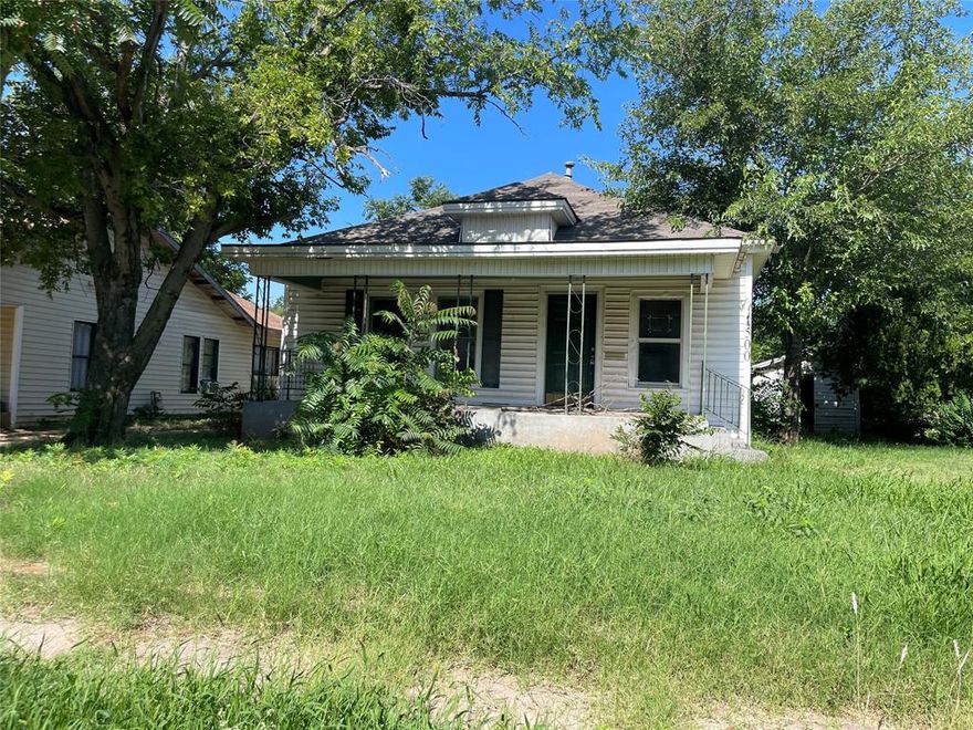 2 bedroom 1 bathroom home that has had recent foundation repair and roof installed.  This home is in need of additional work but is ready for you to put a personal touch.