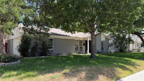 Photo of 2501 Yucca Avenue, Fort Worth, TX 76111 (MLS # 21341886)