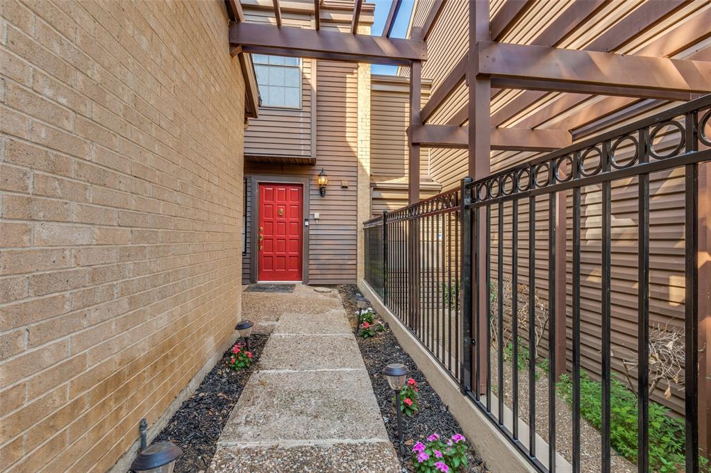 704 Oakwood Trail