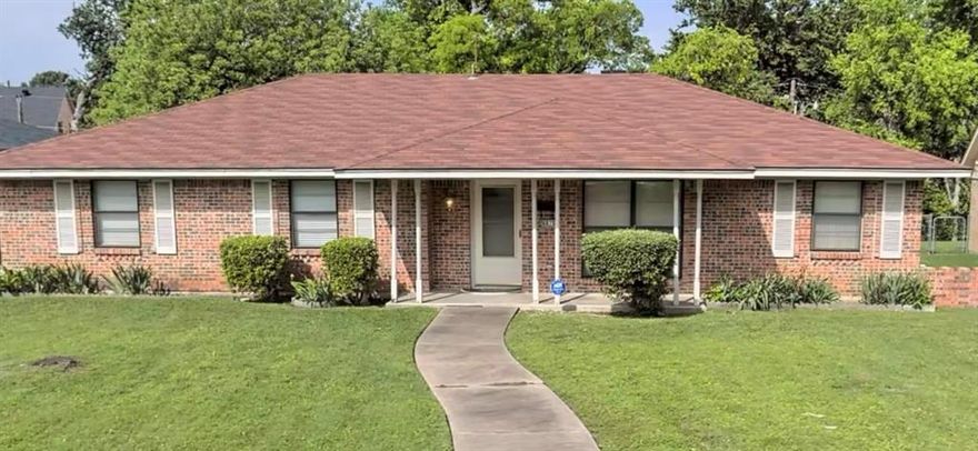 ***VERY NICE STARTER HOME* HOME HAS A GREAT FLOW AND WILL BE IDEAL FOR A SMALL FAMILY * NICE SIZE BEDROOMS* TWO LIVING AREAS AND TWO DINING AREAS* EAT-IN KITCHEN* NICE SIZE BACKYARD* GREAT NEIGHBORHOOD!!***