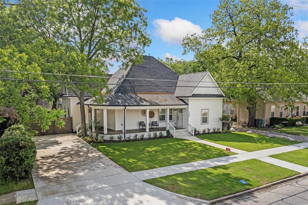 Photo 1 of 26 — 700 S Crockett Street, Sherman, TX 75090