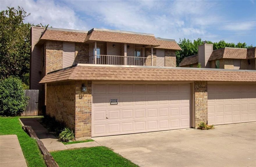 Location! location! location! Mistletoe Heights, Minutes from TCU, Medical district, Downtown, W7th, Magnolia, and I30. Each bedroom has its own private, comfortable en-suite bathroom and a balcony. The garage is very spacious, and the landlord and property manager are outstanding. HALF OFF first month's rent.