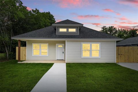1209 E Annie Street Fort Worth TX 76104