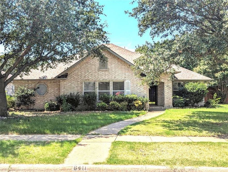 Open house Public: Sat Oct 25, 10:00PM-2:00PM  . Perfect location, 1- story with 3 BR 2BTH home on cul de sac street in highly desirable Plantation Resort. Open concept floor plan w plenty of windows allowing for natural light Bedrooms are oversized w large closets.  Recently updated engineered hardwood floors throughout living & hall areas. Private backyard includes storage shed for extra storage. Home has nest thermostat system for convenience in managing your utilities. Newer AC unit,  & water heater