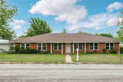 201 Palestine Street Coleman TX 76834
