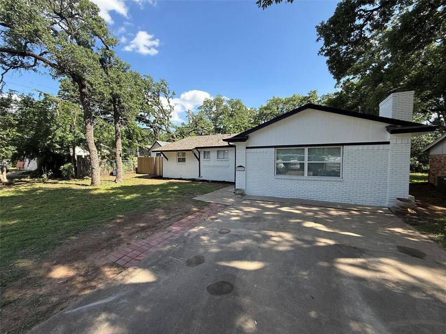 Welcome to this adorable and inviting 3-bedroom, 2-bathroom home, perfectly blending charm and modern convenience. Nestled in a quiet, friendly neighborhood, this cozy residence has been thoughtfully updated throughout, making it move-in ready and full of warmth.
Step inside to discover a bright, open living space featuring fresh paint, updated flooring, and stylish light fixtures. The kitchen is a standout with new countertops, modern appliances, with nice counter space—ideal for home cooks and entertainers alike. Outside, enjoy a private backyard oasis perfect for relaxing, gardening, or hosting gatherings. Whether you're a first-time homebuyer, downsizing, or simply looking for a home that feels like a hug—this one has it all .Seller willing to offer interest rate buydown with acceptable offer .