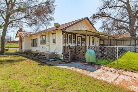 Tiny photo for 724 S Texas Street, De Leon, TX 76444 (MLS # 21210214)