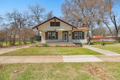 Photo of 724 S Texas Street, De Leon, TX 76444 (MLS # 21210214)