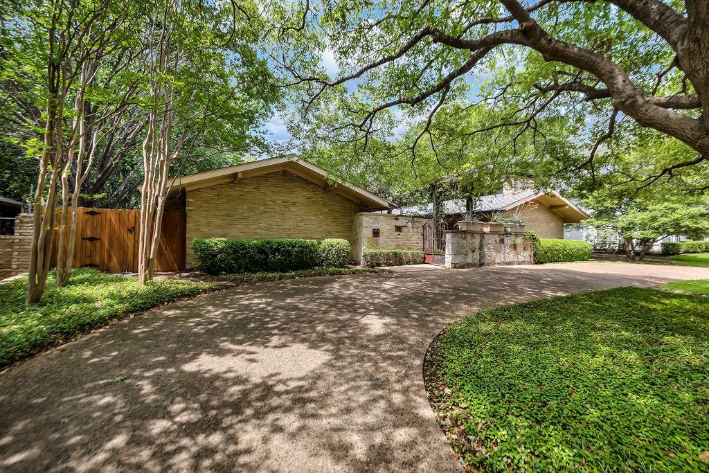 3839 N Versailles Avenue