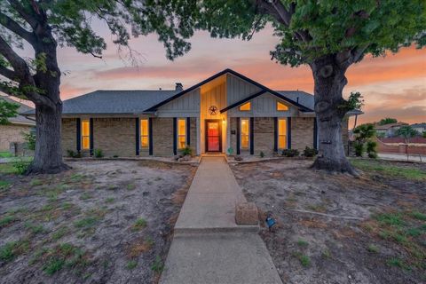 Photo of 1000 Oxfordshire Drive, Carrollton, TX 75007 (MLS # 21246177)