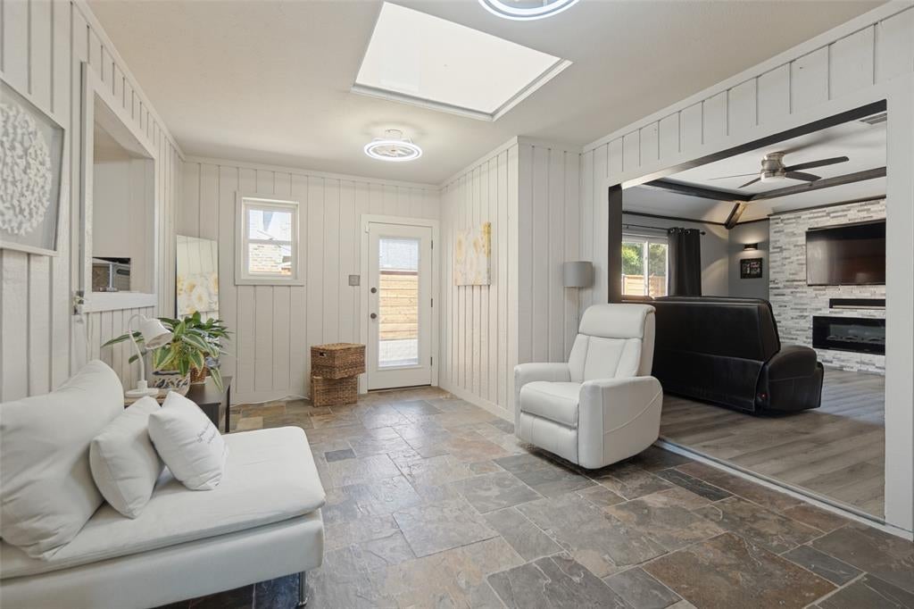 7414 Windmill Lane