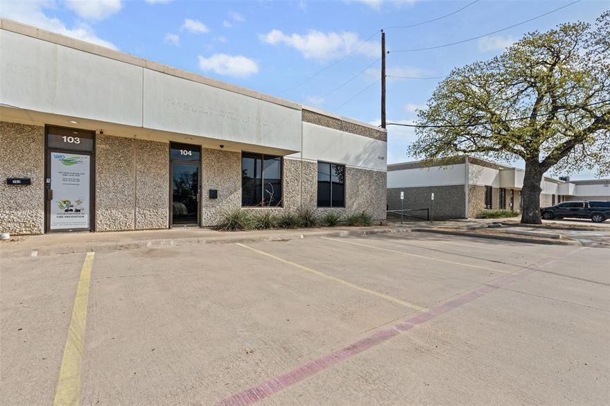 Ultra versatile commercial space with office and warehouse in a prime Northwest Dallas location. ±3,000 SF with excellent access to I 35E at 0.8 miles, I 635 at 1.3 miles, major shipping centers, Dallas Love Field at 6.6 miles, and DFW Airport at 12.4 miles.
The property offers parking, solid construction, and clean landscaping. The ±1,250 SF office features modern faux wood flooring, bright overhead lighting, neutral tones, a welcoming lobby or sitting area with a large feature wall for a flatscreen, and a well positioned meeting room.
The layout includes a spacious corner office with window, an additional windowed office, two interior offices, and two bathrooms with storage cabinetry ideal for an owner user or team environment.
The ±1,750 SF warehouse includes 14 foot clear height, a 10 foot grade level electric roll up door, abundant shelving, and excellent functionality for storage, distribution, and operations.
Centrally located and highly functional for office, showroom, or warehouse use. Furniture excluded but may be negotiable. Most furnishings are from Cantoni and Zuri.