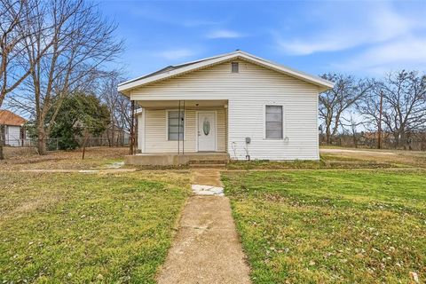 Photo of 1412 Chase Avenue, Cleburne, TX 76031 (MLS # 21179644)