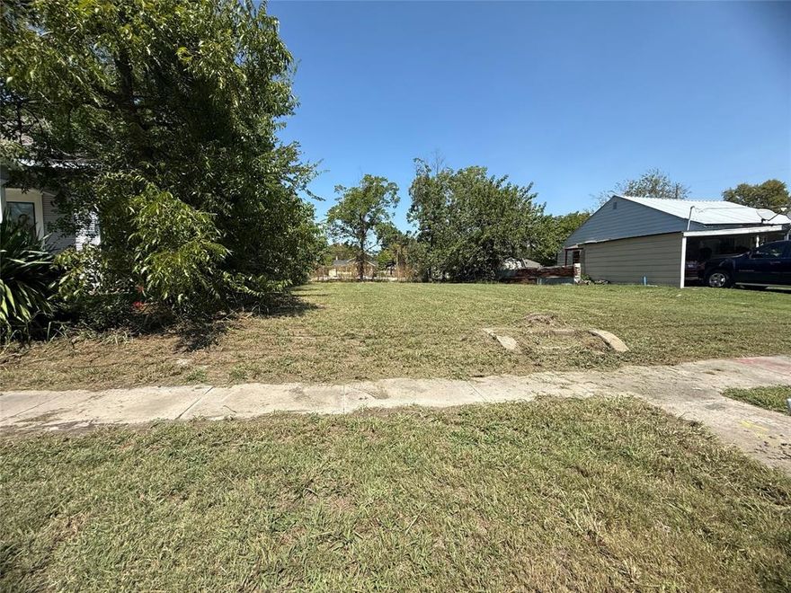Vacant lot ready to build. Utilities on property. Lot is Located near the main roads in the city. dimensions are 56x 95.50. survey available.