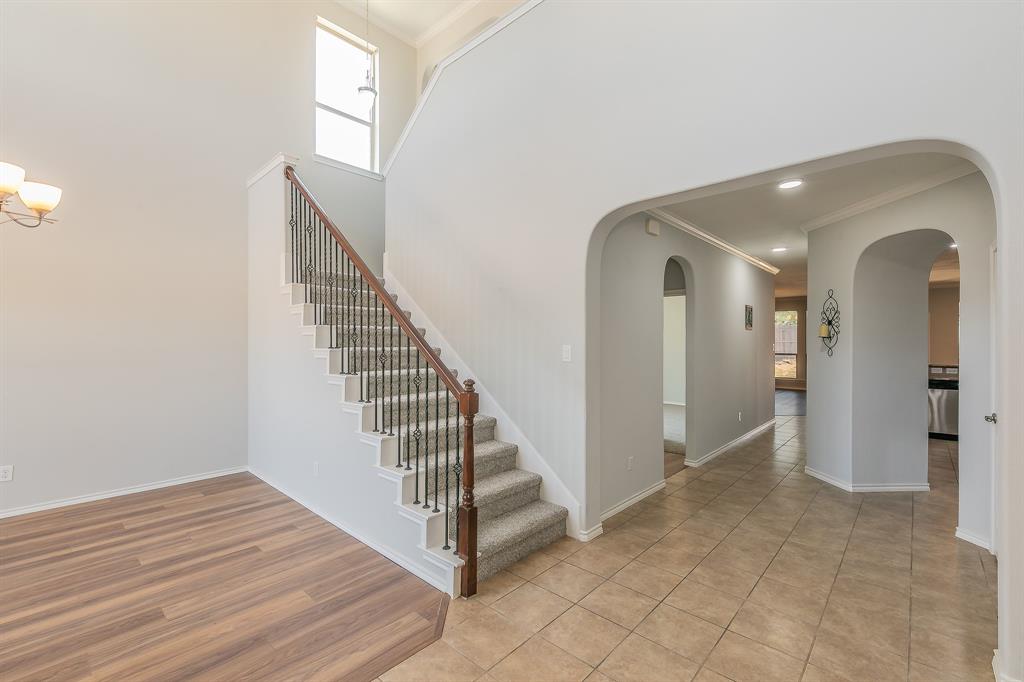 725 Middleglen Court