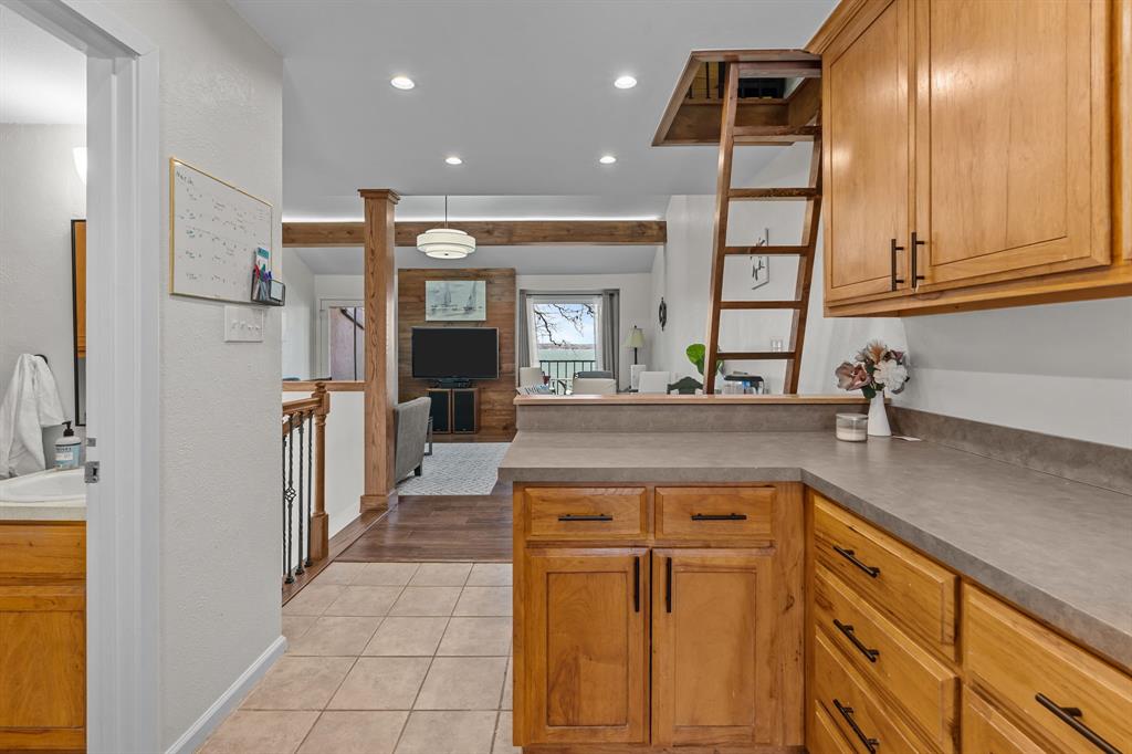 Chart House Condo The - Residential