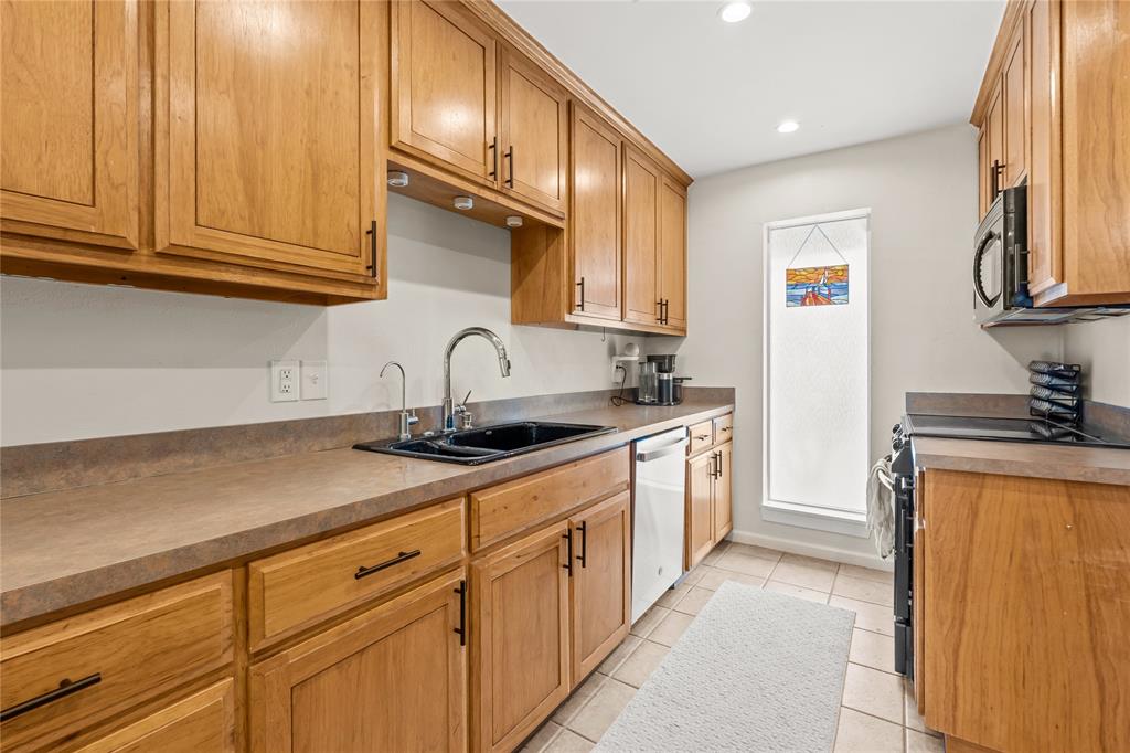 Chart House Condo The - Residential