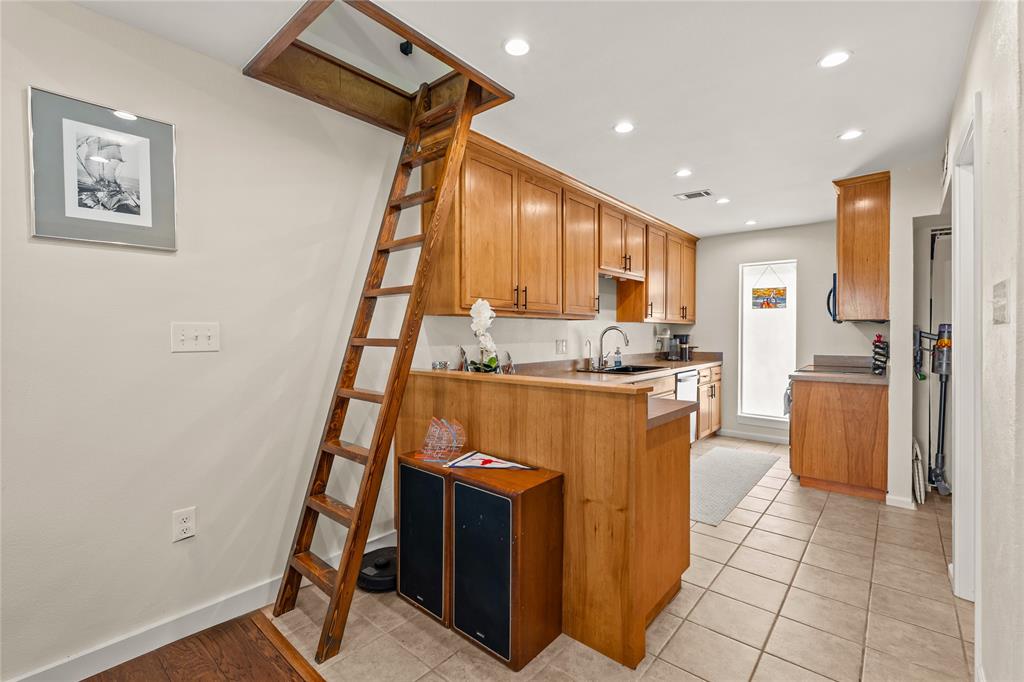 Chart House Condo The - Residential