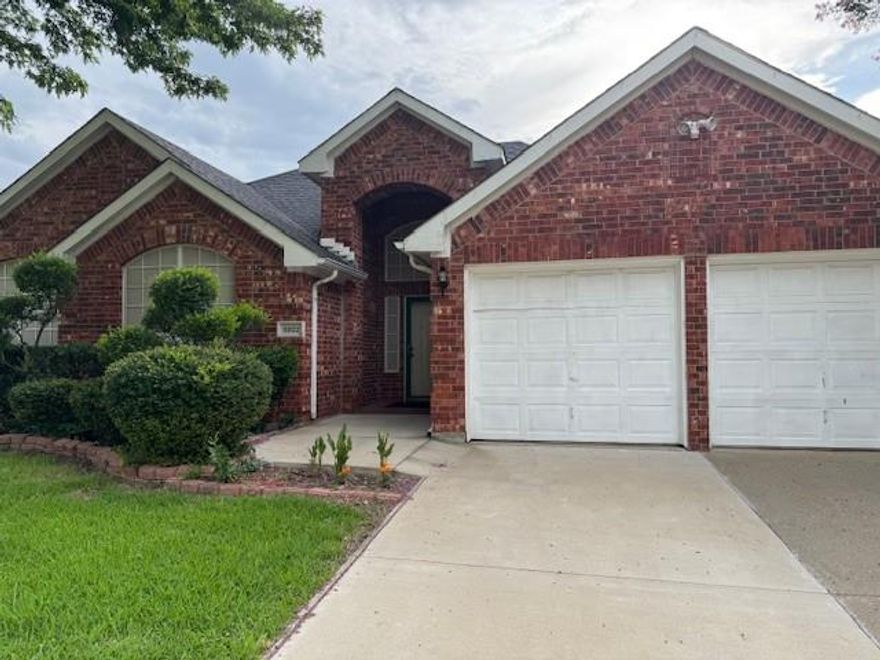 Beautiful four bedrooms home in nice neighborhood
large fenced backyard with many fruits trees.
Close to schools and shopping.
easy access to highway I20 and 360.
