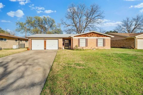 Photo of 2828 Fairbrook Street, Irving, TX 75062 (MLS # 21196648)