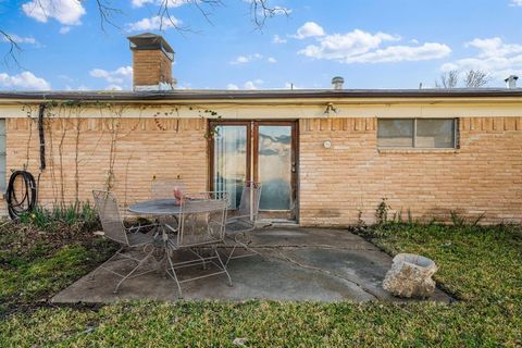 Tiny photo for 2828 Fairbrook Street, Irving, TX 75062 (MLS # 21196648)