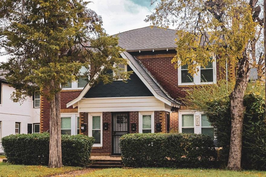 Welcome to 4114 Junius St., Unit B—a beautifully updated second-floor apartment tucked inside a classic historic building just steps from Baylor Scott & White Hospital. This one-bedroom, one-bath residence blends vintage charm with modern convenience, featuring original wood floors, abundant natural light, and thoughtfully renovated interiors.
The fully updated kitchen and bath feature fresh, contemporary finishes that preserve the home's character. Enjoy a spacious living area, a generous bedroom, and the convenience of on-site parking in a quiet, walkable neighborhood.
Perfect for medical professionals, traveling nurses, and anyone seeking comfort and convenience in the heart of Dallas, this apartment offers unbeatable proximity to dining, coffee shops, parks, and the entire Baylor Medical District.