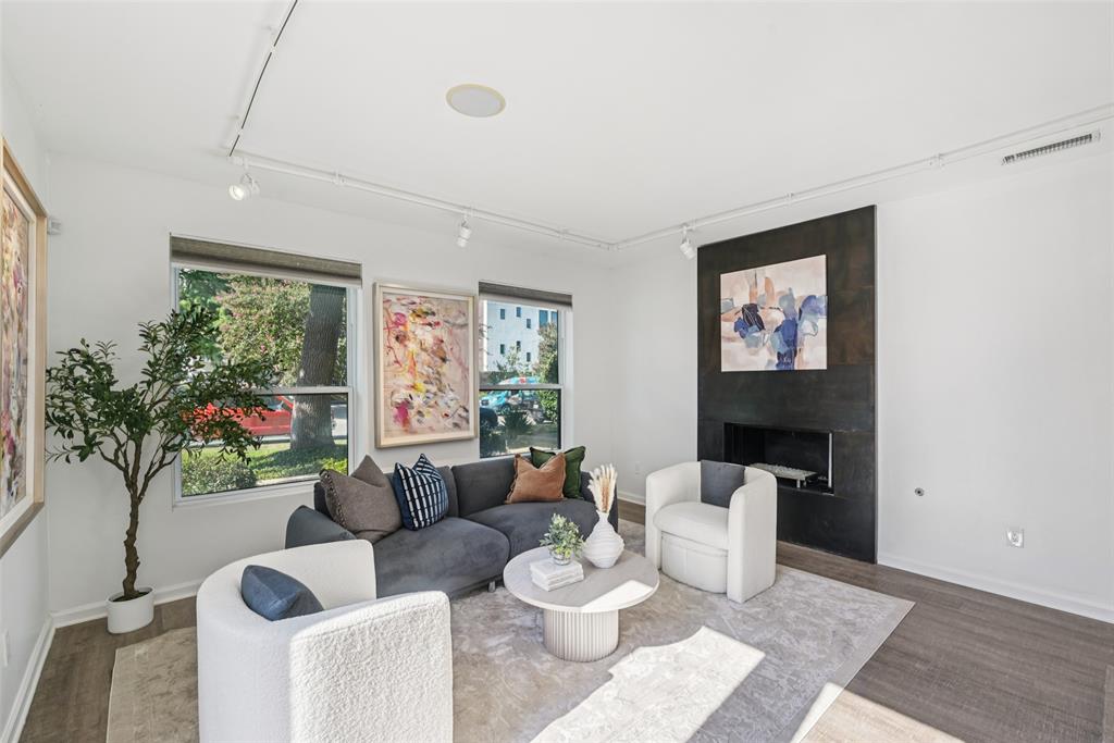 Bowser Twnhms 4102 - Residential