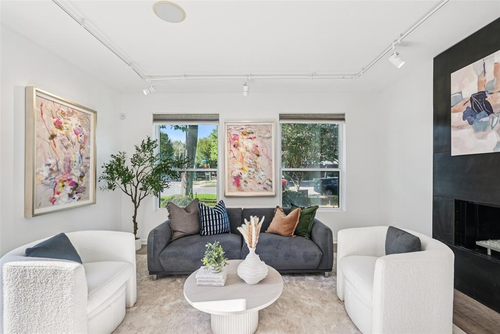 Bowser Twnhms 4102 - Residential