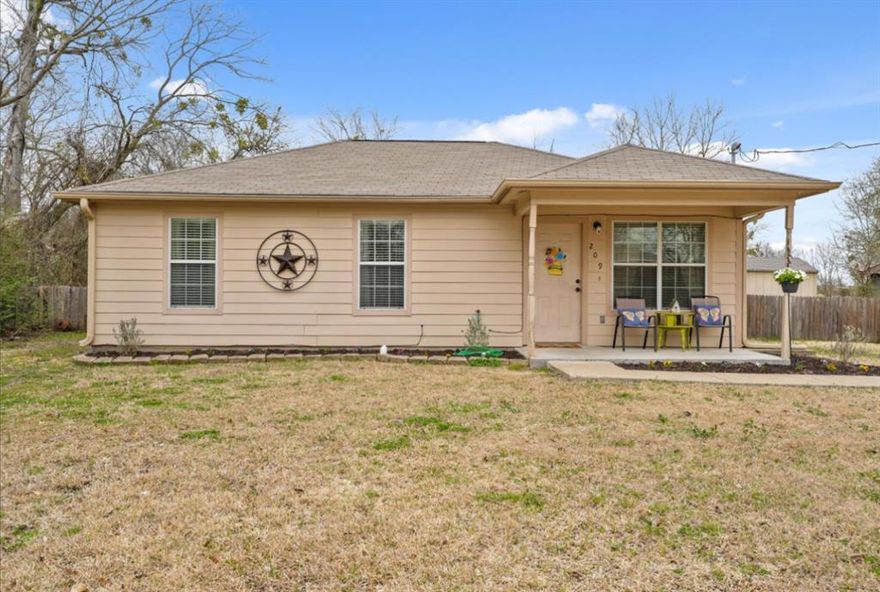 This cozy 2-bedroom, 1 bath home is perfect for first-time buyers, downsizers, or investors. Located just minutes from downtown and schools, it offers easy access to shopping, dining, and everyday essentials. Commuters will appreciate the quick highway access, making travel simple. With a little personal touch, this home has great potential. Located in Lone Oak ISD!