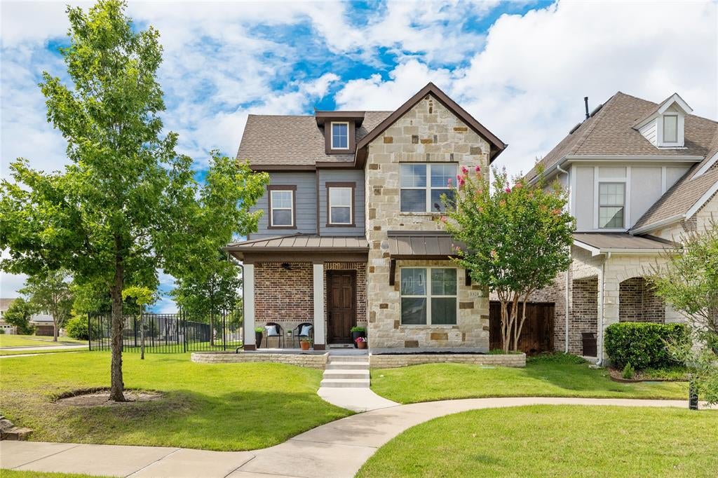 1820 Roundtree Circle W