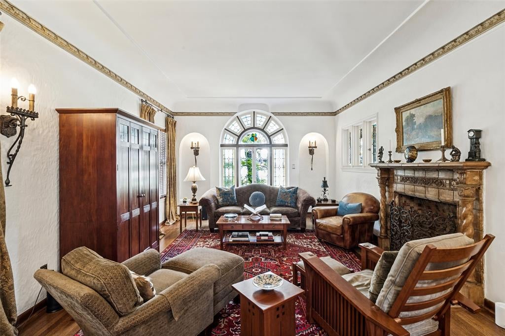 6936 Lakeshore Drive