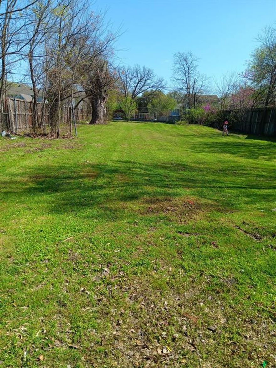 LOCATED IN THE PARKS SUBURBAN HISTORIC OVERLAY DISTRICT. PRIME DEVELOPMENT LAND IN INNER CITY PD362 ZONING. MULTI FAMILY AND DUPLEX AS WELL AS OFFICE AND RETAIL. LARGE FRONTAGE BUS STOPS HERE. CONSTRUCTION FINANCING AVAILABLE. WILL BUILD TO SUIT