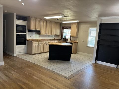 Photo of 3401 Leith Avenue, Fort Worth, TX 76133 (MLS # 21094675)