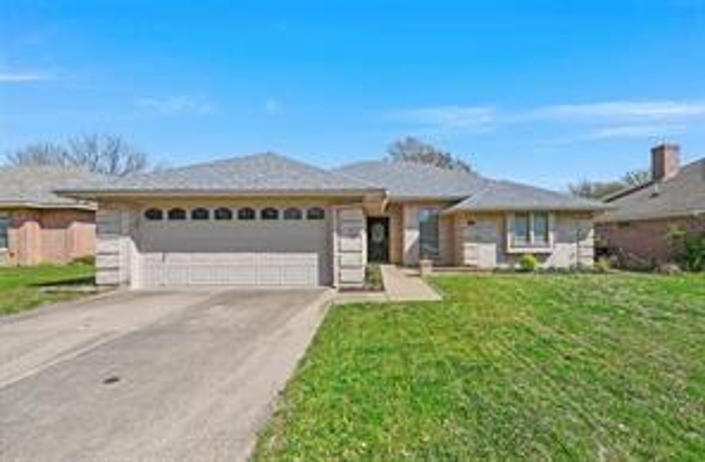 Photo of 3904 Blue Pond Circle, Fort Worth, TX 76123 (MLS # 21215195)