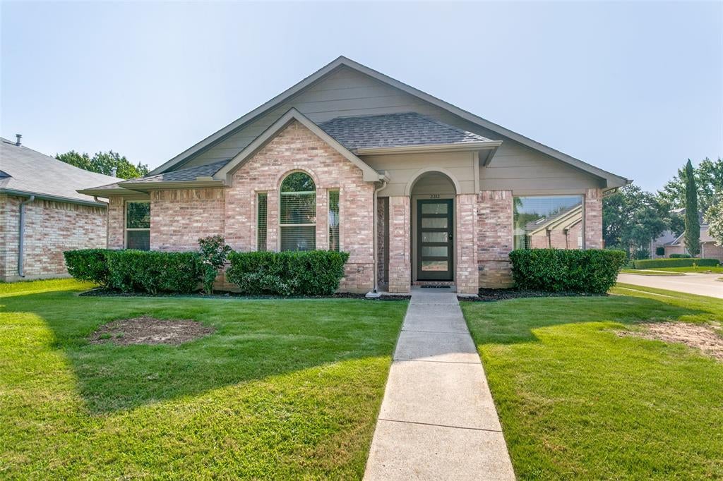 2212 Silverthorn Lane