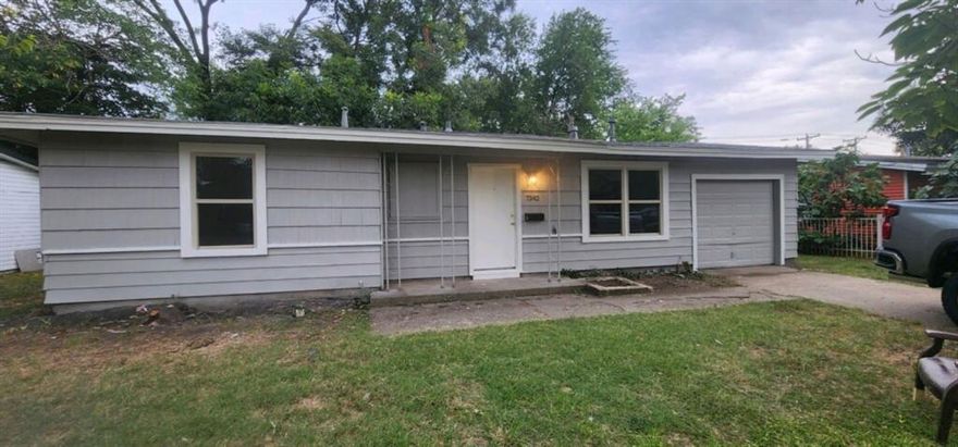 SELLER WILL FINANCE  THIS VERY CUTE HOME.  GREAT OPPORTUNITY  .....3 BEDROOMS  ONE BATH  ONE CAR GARAGE.  FENCED  BACK YARD...FRESH PAINT   SOME HARDWOODS AND LAMINATE FLOORING.  CEILING FANS. NEWLY INSTALLED CENTRAL HEAT AND AIR

OWNER FINANCING  $20,000 DOWN  30 YEAR AMOTIZATION FOR 10 YEARS @  9% INTEREST  WITH BALLOON PAYMENT AFTER 10 YEARS. 
. PREPAYMENT PENALTY CHARGED  IF PAID OFF WITHIN THE FIRST 5 YEARS

ALL MEASUREMENTS AND SCHOOLS TO BE VERIFIED BY PURCHASER