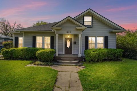 Photo of 1609 Walworth Street, Greenville, TX 75401 (MLS # 21204083)