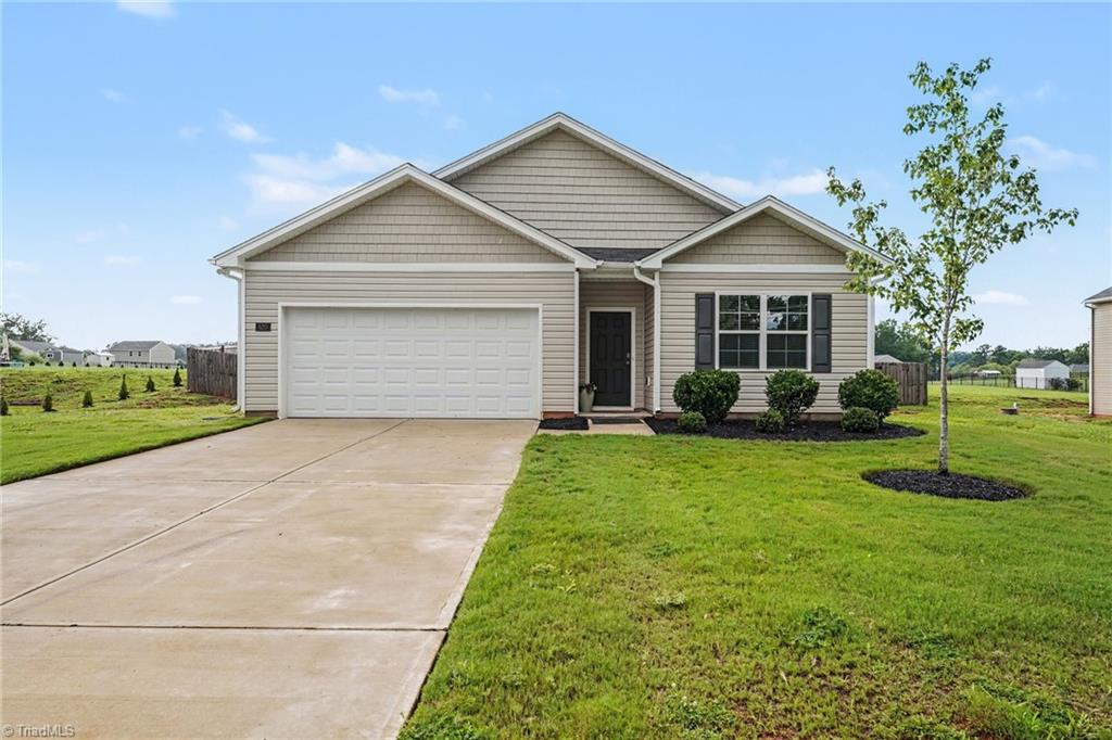 Photo of 620 Hickory Point Drive, Lexington, NC 27292 (MLS # 1230133)