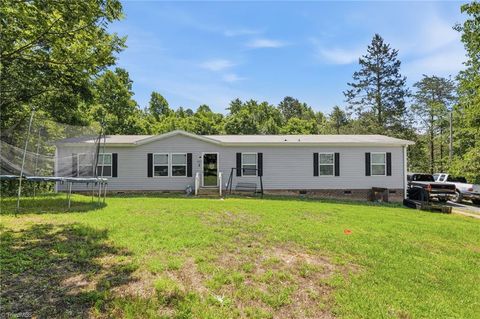 Mobile Home For Sale - 121 Sweetbriar Road<br/> Thomasville, NC 27360