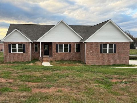 Homes For Sale - 130 Oak Pointe Lane<br/> Wilkesboro, NC 28697