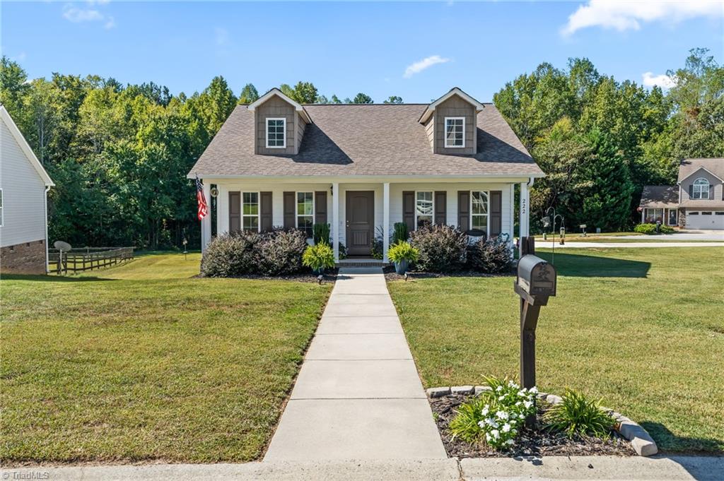 Photo of 222 Santa Fe Circle, Thomasville, NC 27360 (MLS # 1237475)