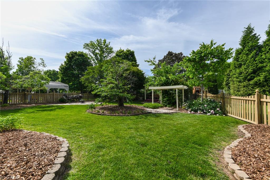 High Point, North Carolina 27265, United States, 5 Bedrooms Bedrooms, ,3 BathroomsBathrooms,Residential,Pending,126002