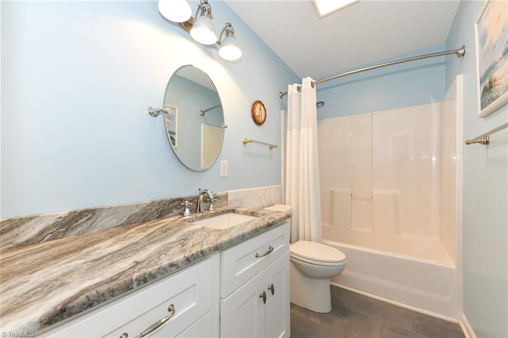 High Point, North Carolina 27265, United States, 5 Bedrooms Bedrooms, ,3 BathroomsBathrooms,Residential,Pending,126002