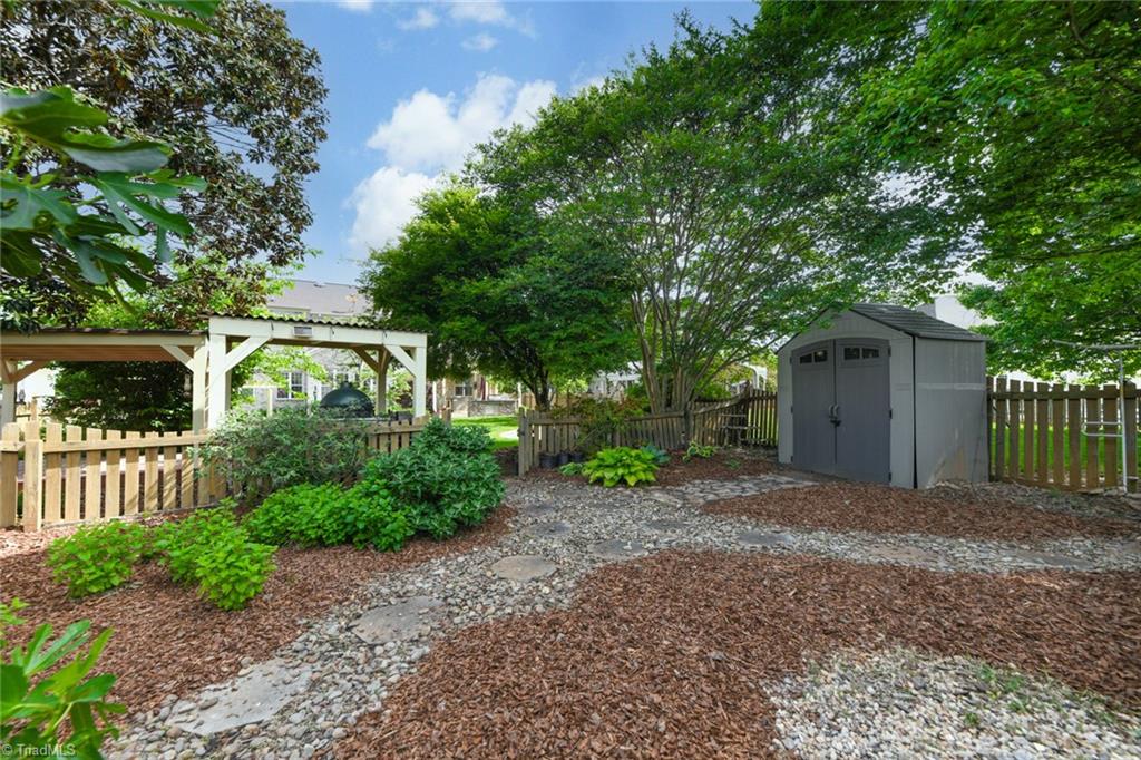 High Point, North Carolina 27265, United States, 5 Bedrooms Bedrooms, ,3 BathroomsBathrooms,Residential,Pending,126002