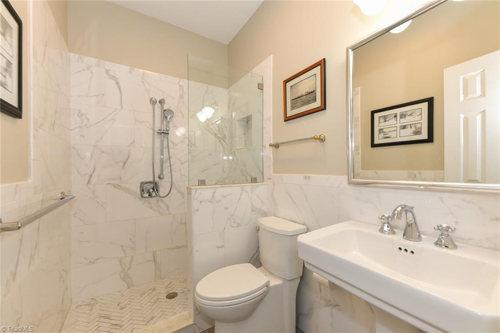 High Point, North Carolina 27265, United States, 5 Bedrooms Bedrooms, ,3 BathroomsBathrooms,Residential,Pending,126002