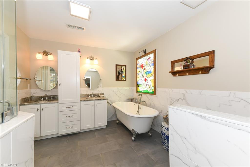 High Point, North Carolina 27265, United States, 5 Bedrooms Bedrooms, ,3 BathroomsBathrooms,Residential,Pending,126002