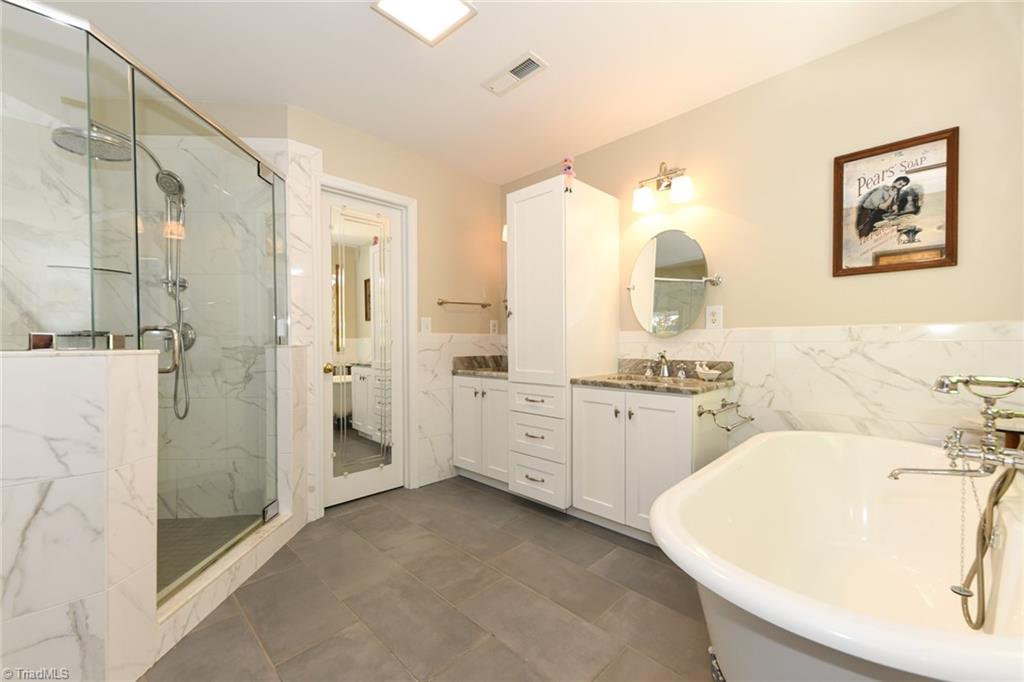 High Point, North Carolina 27265, United States, 5 Bedrooms Bedrooms, ,3 BathroomsBathrooms,Residential,Pending,126002