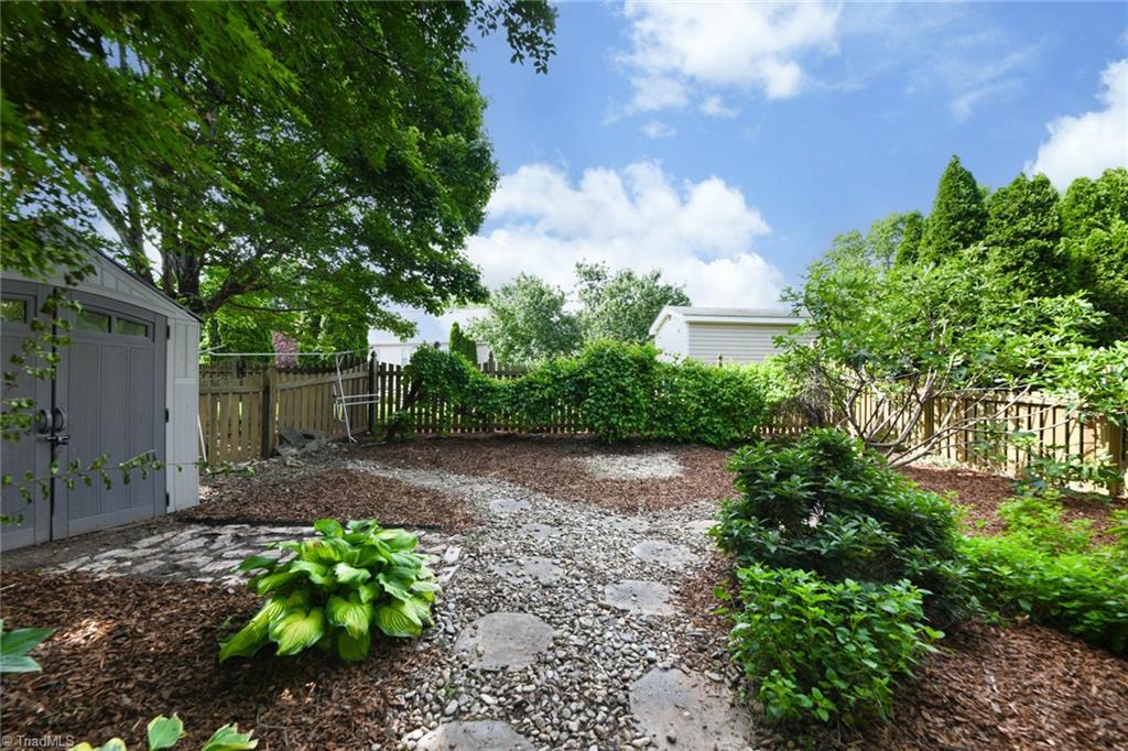 High Point, North Carolina 27265, United States, 5 Bedrooms Bedrooms, ,3 BathroomsBathrooms,Residential,Pending,126002