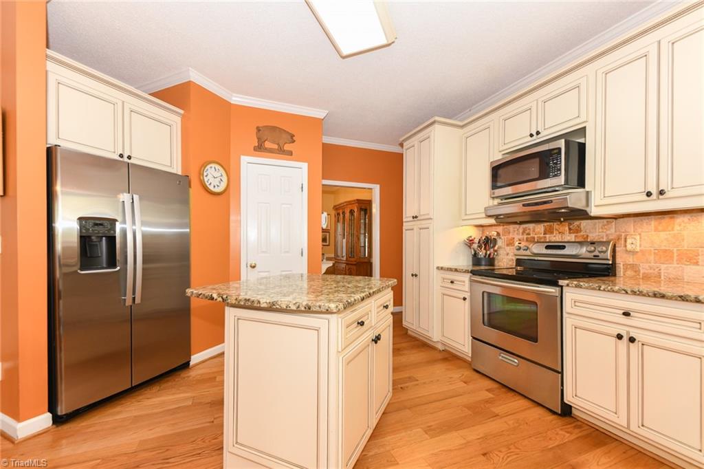 High Point, North Carolina 27265, United States, 5 Bedrooms Bedrooms, ,3 BathroomsBathrooms,Residential,Pending,126002